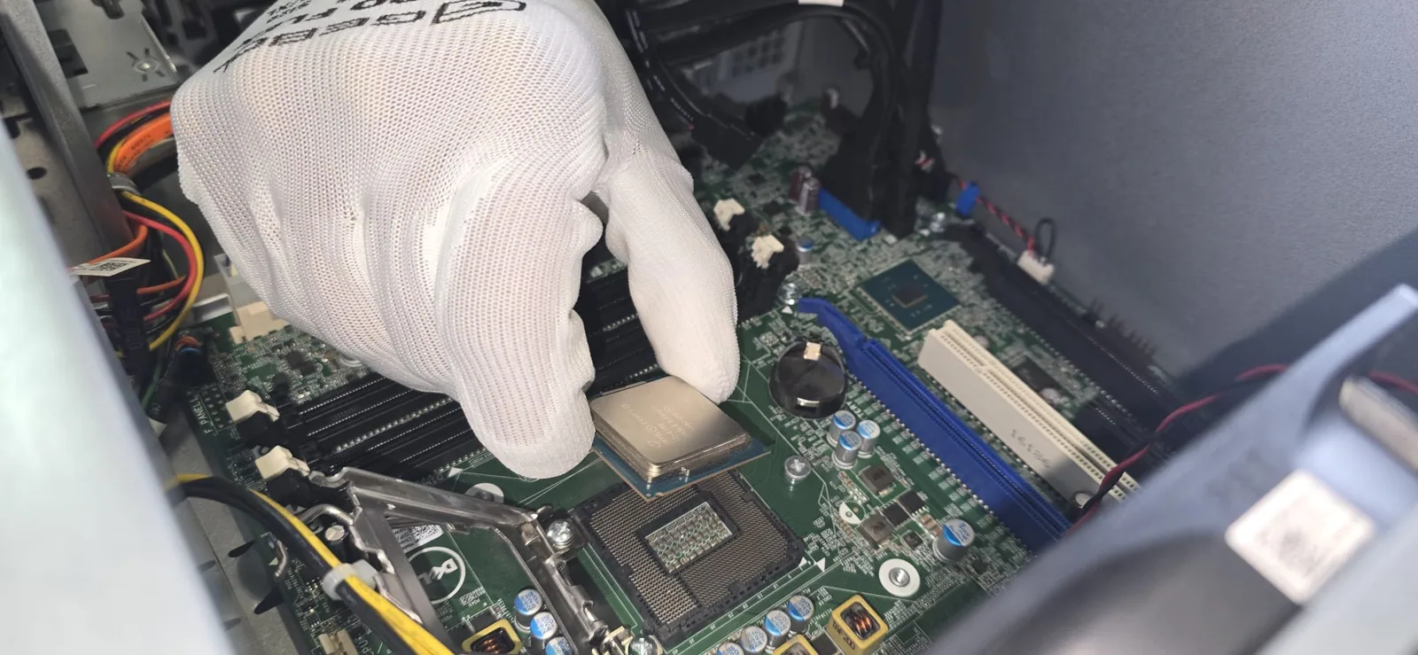 Refurbishing in der RefurbIT-Werkstatt: geprüfte Aufbereitung eines Mainboards mit Handschuhen